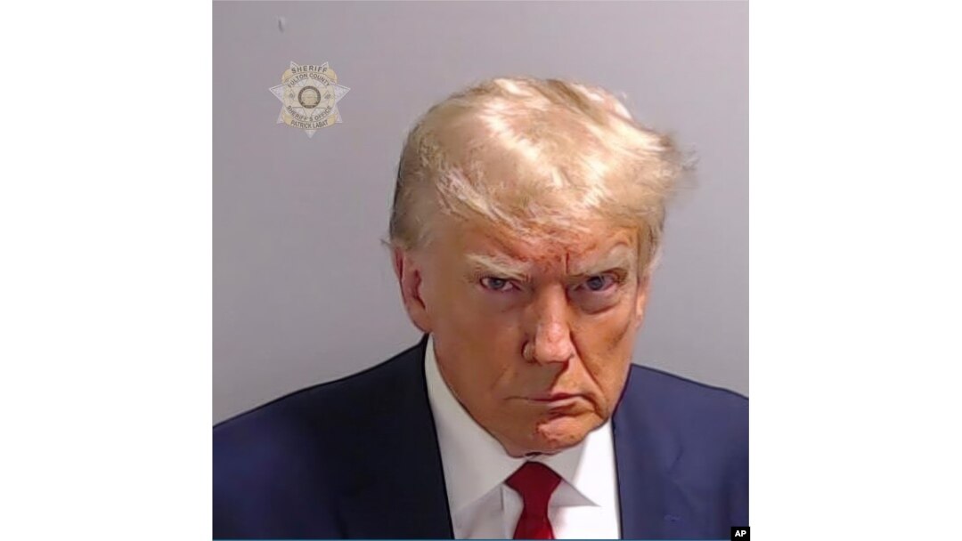 Poza lui Donald Trump făcută la închisoarea din statul Georgia. Este prima fotografie a unui fost președinte american arestat.