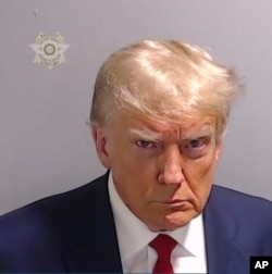 Fotografia furnizată de biroul șerifului din comitatul Fulton îl arată pe fostul președinte Donald Trump joi, 24 august 2023, după ce s-a predat și a fost înregistrat la închisoarea din Atlanta.