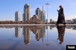 ქალი მისეირნობს მეჩეთ „ჩეჩნეთის გულის“ წინ მდებარე მოედანზე. გროზნო.