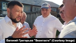 Yakutsk Mayor Yevgeny Grigoryev (left)