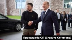 Ukrayna prezidenti Volodimir Zelenski və Almaniya kansleri Olaf Şolts (arxiv fotosu)