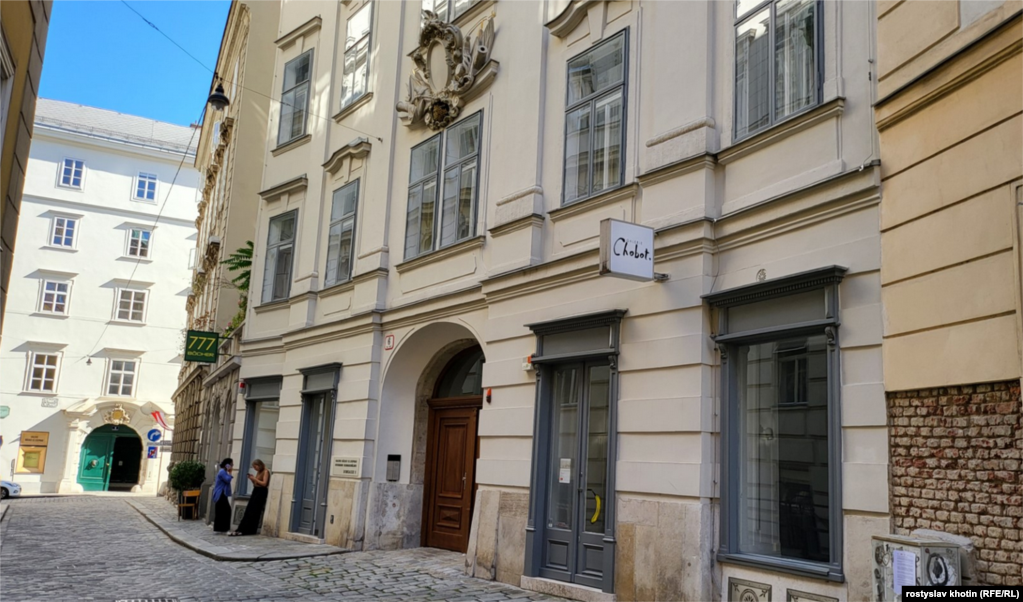 В цьому будинку на Домґассе, 6 у Відні була кав’ярня «Під синьою пляшкою», яку відкрив Юрій Кульчицький. А в будинку номер 8 він мешкав