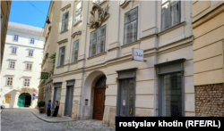 В цьому будинку на Домґассе, 6 у Відні була кав’ярня «Під синьою пляшкою», яку відкрив Юрій Кульчицький. А в будинку номер 8 він мешкав