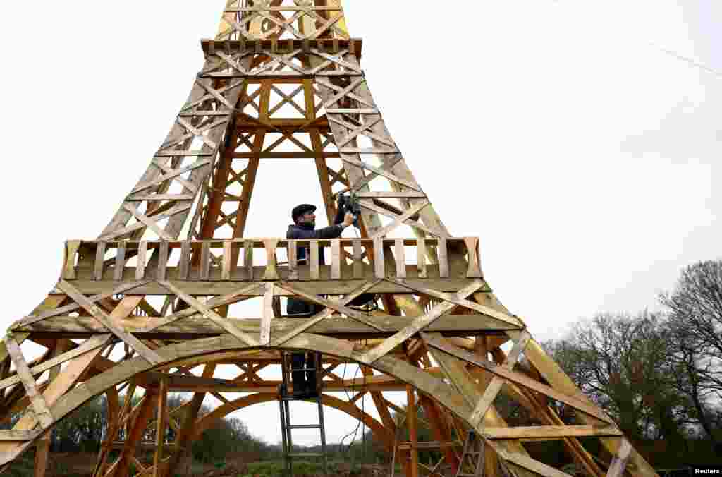 Replika&nbsp;Eiffelovog&nbsp;tornja izgrađena od recikliranog drveta, visine 16 metara, u Nantesu, Francuska, 19. februara.