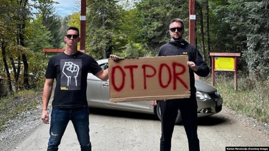 Adi Selman i Nedim Musić iz "Karton revolucije" tokom jedne od njihovih akcija na planini Konjuh u Bosni i Hercegovini 