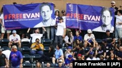 Банери із зображенням журналіста Евана Гершковича під час бейсбольного матчу в Нью-Йорку, 13 червня 2023 року