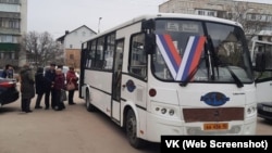Автобусы для голосования на выборах президента России в Евпатории украшены символикой полномасштабного вторжения РФ в Украину, 16 марта 2024 года
