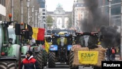 Євроопейські фермери беруть участь у протесті проти цінового тиску, податків і екологічного регулювання в день зустрічі міністрів сільського господарства ЄС у Брюсселі, Бельгія, 26 березня 2024 року.