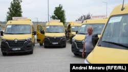 O parte din lotul de 70 de autobuze școlare achiziționate de ministerul Educației cu ajutorul financiar al României pentru elevii care se vor deplasa la alte școli.