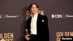 Cillian Murphy, câștigător al Globului de Aur pentru cea mai bună interpretare masculină în filmul „Oppenheimer”, Beverly Hills, California, SUA, 7 ianuarie 2024.