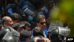 عمران خان د پولیسو منځ کې