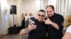 Ion Ceban făcând selfie cu un fan în timpul unui concert pentru diaspora din Europa.