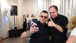 Ion Ceban făcând selfie cu un fan în timpul unui concert pentru diaspora din Europa.
