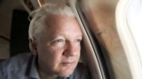 Fondatorul WikiLeaks, Julian Assange, se uită pe fereastra unui avion în timp ce se apropie de aeroportul din Bangkok pentru o escală. Imagine furnizată de organizația WikiLeaks pe rețeaua socială X, pe 25 iunie 2024.