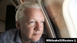 Fondatorul WikiLeaks, Julian Assange, se uită pe fereastra unui avion în timp ce se apropie de aeroportul din Bangkok pentru o escală. Imagine furnizată de organizația WikiLeaks pe rețeaua socială X, pe 25 iunie 2024.