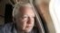 Fondatorul WikiLeaks, Julian Assange, se uită pe fereastra unui avion în timp ce se apropie de aeroportul din Bangkok pentru o escală. Imagine furnizată de organizația WikiLeaks pe rețeaua socială X, pe 25 iunie 2024.