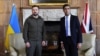 British Prime Minister Rishi Sunak (right) poses with Ukrainian President Volodymyr Zelenskiy in England on May 15.