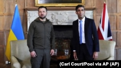 British Prime Minister Rishi Sunak (right) poses with Ukrainian President Volodymyr Zelenskiy in England on May 15.