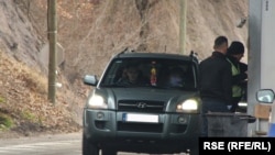 Makina me targa RKS duke hyrë në territorin e Serbisë përmes pikëkalimit kufitar në Jarinje. 1 janar 2024.