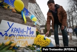 Мужчина возлагает цветы к памятнику Тараса Шевченко в знак поддержки Украины. Алматы, 24 февраля 2024 года