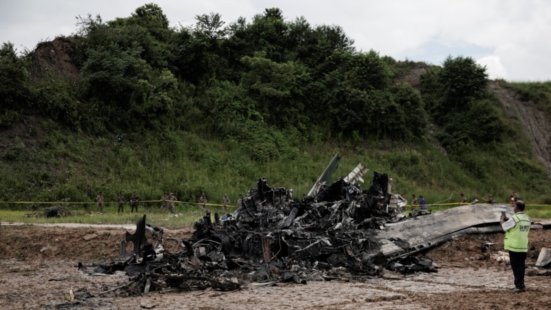 Осумнаесет загинати во авионска несреќа во Непал, преживеа само пилотот