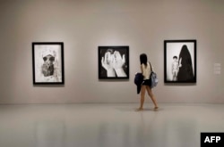 آثاری از شیری نشاط در نمایشگاهی در یک موزۀ هنری در واشینگتن، مه ۲۰۱۵