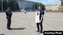 Правозащитник Иван Фролов на пикете, Кемерово