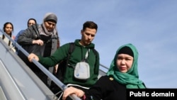 Люди, прибывшие в Алматы из сектора Газа специальным эвакуационным бортом. Фото министерства иностранных дел Казахстана