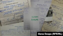 Dokumentet e Romana Romanit, vajzës që është dërguar në moshën trevjeçare, në spitalin Pastraveni. Shteti e ka kërkuar me vite nënën e Ramonës, me qëllim që ajo të paguajë për trajtimin e fëmijës.