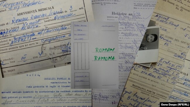 Dokumentet e Romana Romanit, vajzës që është dërguar në moshën trevjeçare, në spitalin Pastraveni. Shteti e ka kërkuar me vite nënën e Ramonës, me qëllim që ajo të paguajë për trajtimin e fëmijës.