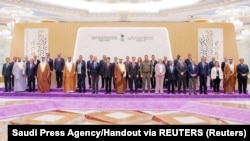 Итоговое коллективное фото глав делегаций 42 стран, участвовавших в переговорах. Джидда, Саудовская Аравия, 6 августа 2023 г.