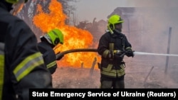 Пожежні працюють на місці російського ракетного удару, Одеса, Україна, 15 березня 2024 року, фото архівне