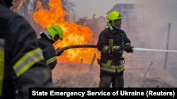 Пожежні працюють на місці російського ракетного удару, Одеса, Україна, 15 березня 2024 року