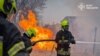 Украінскія пажарныя працуюць на месцы, куды трапілі расейскія ракеты, у Адэсе 16 сакавіка 2024 году. Ілюстрацыйнае фота