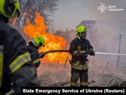 Пожежники працюють на місці російського ракетного удару, Одеса, Україна, 15 березня 2024 року.