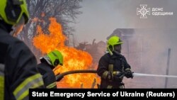 Украінскія пажарныя працуюць на месцы, куды трапілі расейскія ракеты, у Адэсе 16 сакавіка 2024 году. Ілюстрацыйнае фота