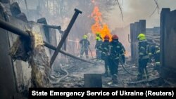 Пожежні працюють на місці російського ракетного удару, Одеса, Україна, 15 березня 2024 року, фото ілюстративне