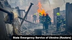 Рятувальники працюють на місці російського ракетного удару, Одеса, Україна, 15 березня 2024 року