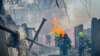 Zjarrfikësit duke e shuar zjarrin në një zonë të goditur nga raketat ruse në Odesa, Ukrainë, 15 mars 2024.