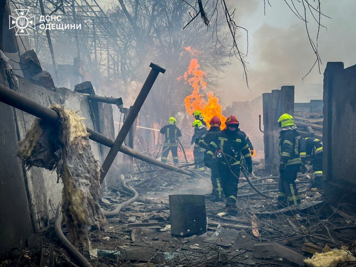 ДСНС працює на місці російського удару по Одесі 15 березня 2024року. Внаслідок пошкодження газових мереж, зайнялася пожежа. А тоді російська армія ударила другий раз у те саме місце, щоб завдати шкоди рятувальникам