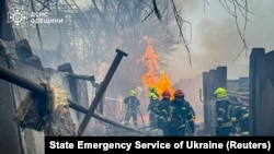Пожежні працюють на місці російського ракетного удару, Одеса, Україна, 15 березня 2024 року