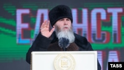 Муфтий Чечни Салах Межиев выступает на акции в Грозном за Владимира Путина перед выборами президента России, 10 марта 2024 года