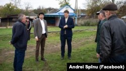 Deputatul PAS Dumitru Marian (al doilea din stânga), alături de ministrul Andrei Spânu (în centru), în timpul vizitei la Rezina, 12 noiembrie 2023.