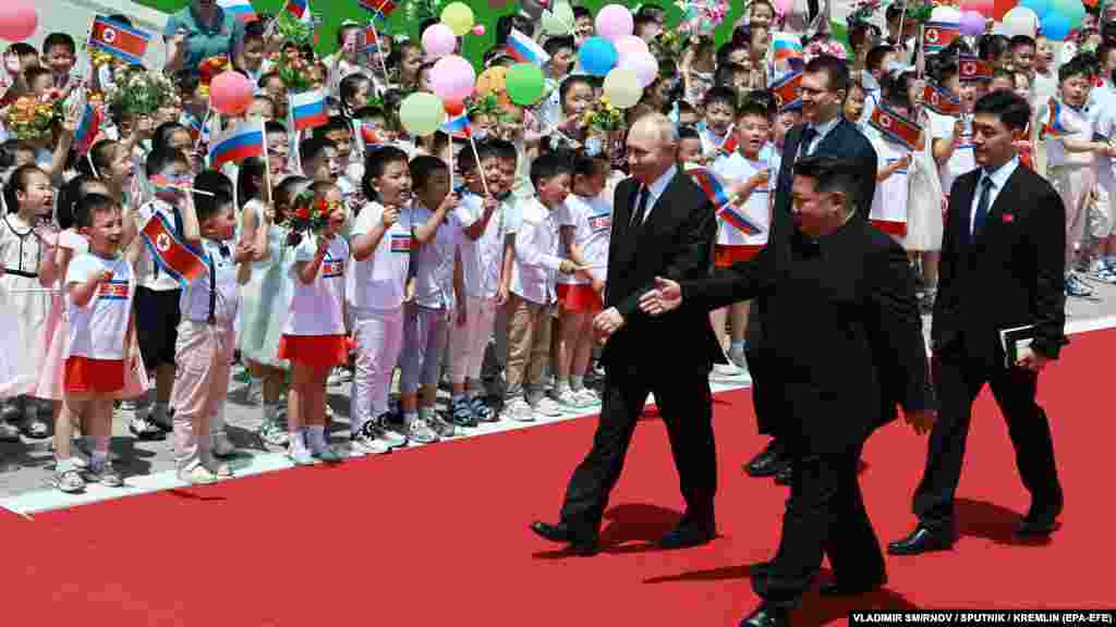 Észak-koreai gyerekek orosz zászlókkal köszöntik Putyint június 19-én Phenjanban.&nbsp;Észak-Korea egyike azon kevés országnak a világon, amely nyíltan támogatta Oroszország ukrajnai invázióját, és a 2014-ben jogellenesen annektált Krímet orosz területként ismeri el