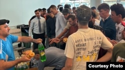د مسکو په ونکو هوايي ډګرې کې تاجک پناه غوښتونکي