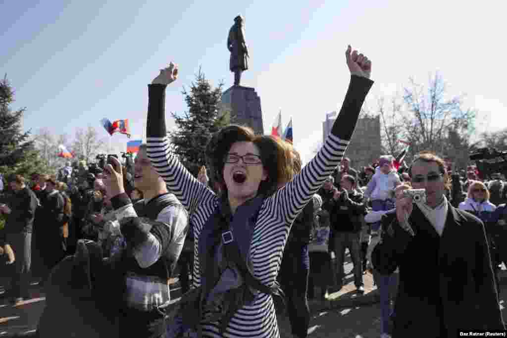 Жінка радіє під час прямої трансляції виступу Путіна після оголошення результатів невизнаного світом так званого референдуму. Севастополь, 18 березня 2014 року. Російський президент під час виступу звернувся до кримчан як до &laquo;громадян Росії&raquo;