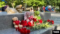 Un memorial ad-hoc în amintirea victimelor atacului cu rachete asupra Sevastopolului, 23 iunie 2024. 