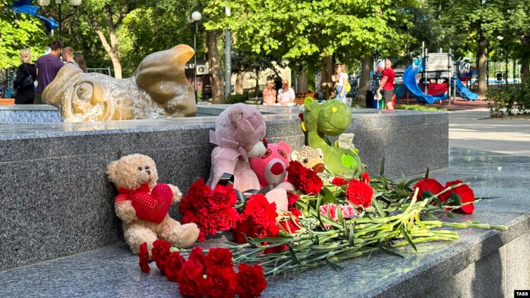 Un memorial improvizat pentru victimele atacului cu rachete de la Sevastopol.