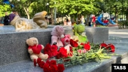 Un memorial improvizat pentru victimele atacului cu rachete de la Sevastopol.