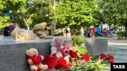 Një memorial i improvizuar për viktimat e sulmit raketor në Sevastopol.